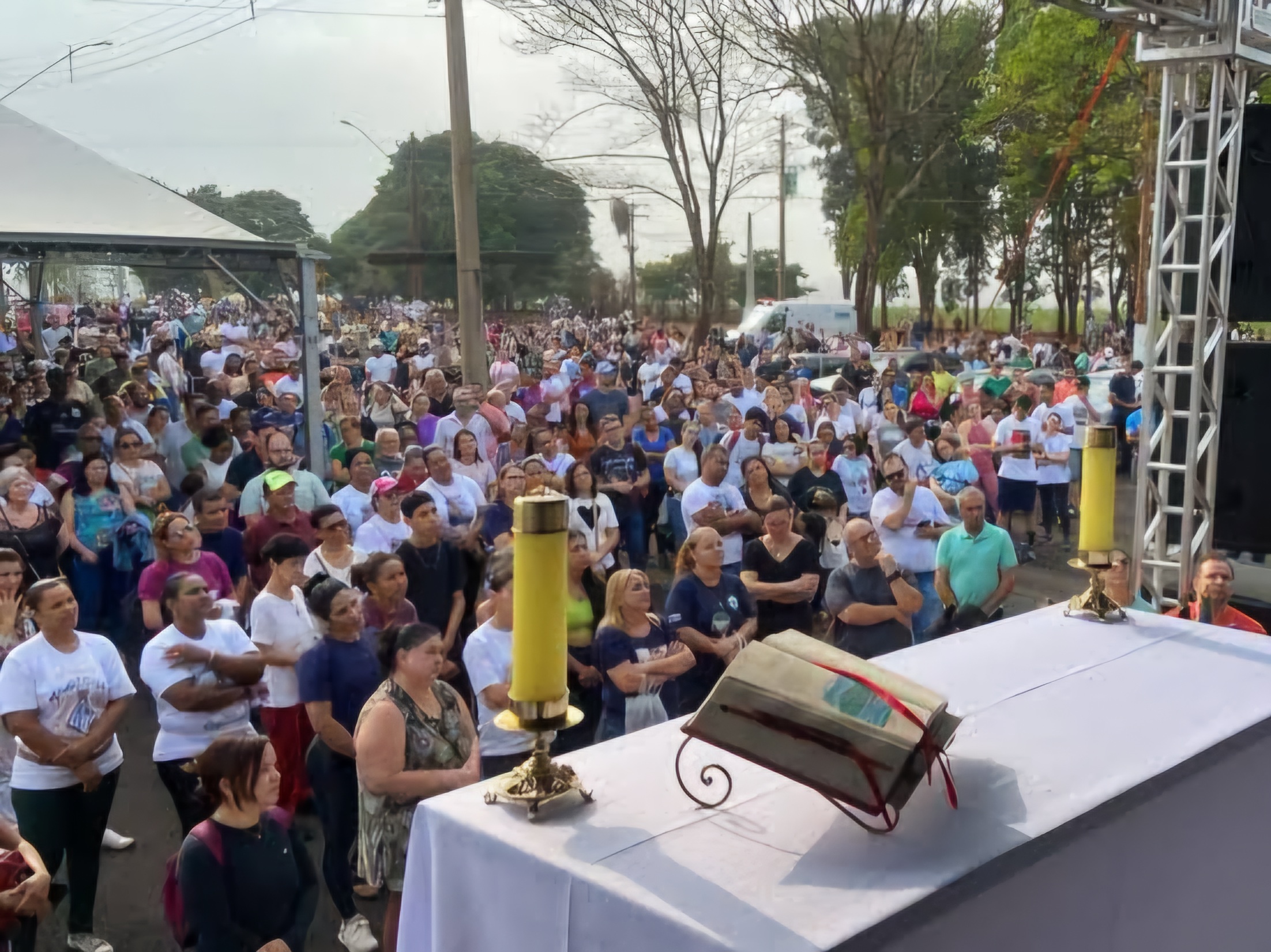 MILHARES DE FIÉIS SEGUEM EM PROCISSÃO EM BARRETOS: A FÉ MOVEU UMA MULTIDÃO AO AMANHECER!